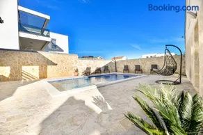 Crowonder Villa Smile with Swimming Pool and Stone Backyard - Image 3