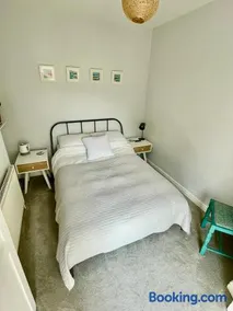 Double Room at Private House with Private Bathroom - Image 4