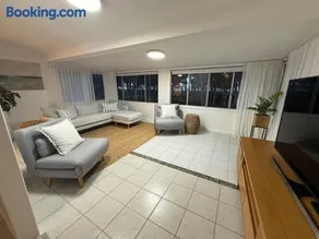 Sandy Lodge Steps to Beach Ocean Views Sleeps 6 AC WiFi Linen provided - Image 2
