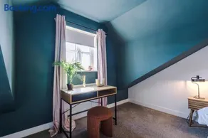 Stylish Grimsby 3-bedroom House with Wi-Fi & Parking Sleeps 6 by PureStay - Image 4