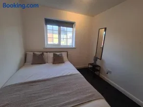 Stylish 3 bed close to Nissan - Image 2