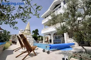 Luxury Villa with Pool, Jacuzzi, Sauna and Gym - Image 1
