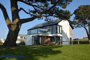 Flat 1 High Tide House, Mortehoe - beautifully designed ground floor flat with sea views and garden - Image 4