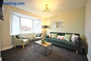 Luxury Bungalow, 3 bedrooms, 5 beds, sleeps 8, transport links, parking, Wi-Fi - Image 2