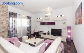 3 Bedroom Pet Friendly Home In Pula - Image 2