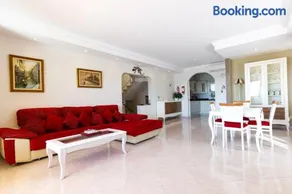 Sea Edge Friendly Holiday Home - Image 3