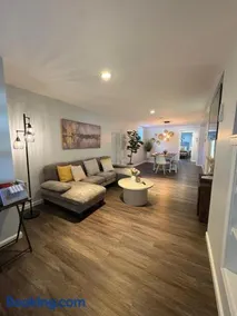 Brand New Lakeview Suite, Hot Tub and 4 Parking Spots - Image 1