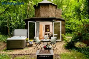Honeycomb Treehouse in the Heart of Dorset - Image 3
