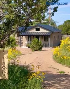 Santa Fe Modern FARMHOUSE 1 ACRE PRIVATE RD SOAKING ROOM 3 min Canyon rd - Image 2