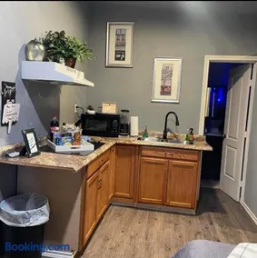 Man cave apartment queen sz bed 17 min from town - Image 2
