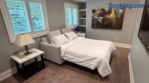 Luxury Private Estate Retreat Pool Hot Tub Gym - Image 3