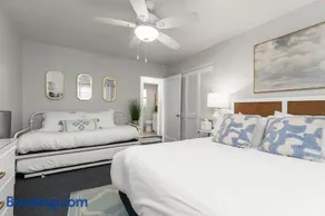 Bayfront 1-BR with Stunning View Steps to the Sand - Image 1