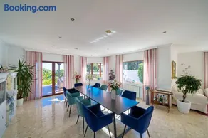 Familienfreundliche wunderschöne Villa mit Garten, Whirlpool und Pool | Stadtblick | Perfekt für die Arbeit von Zuhause | Hunde erlaubt - Image 2