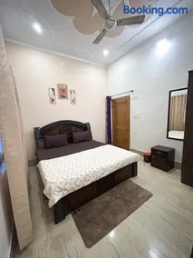 ROOMS Near Airport Gaharwar Homes - Image 2