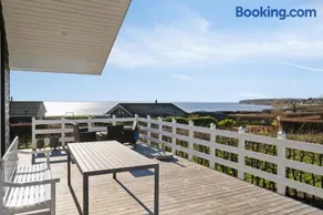 Lovely Holiday Home With Sea View - Image 4