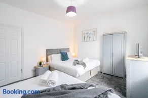 Spacious 3-Bedroom House in St Helens by Eason Stays, Ideal for Families & Business Travellers with Free Parking - Image 3