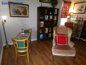 Retro Guesthouse with Boat and RV Parking - Image 2