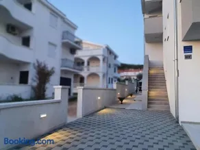 Four Stars Apartments - Image 2
