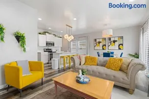 Deco Townhouse - 3 bedroom 2 story private home - Image 1