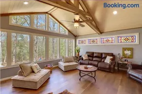 Lakeside Retreat on 10 Secluded Acres - Image 2