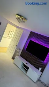 Stylish 2 bedroom apartment with parking - Image 4