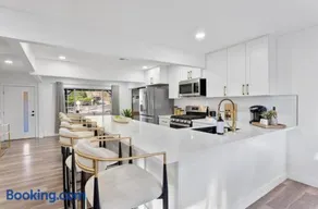 Mount Helix, Jacuzzi, King Bed, EV Charger - Image 1