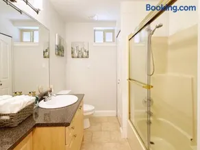1BR Garden Suite with Parking and Private Entrance - Image 3