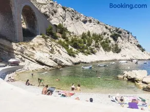 'Gîte Rénové Calanques La Vesse' avec vue montagne, Wi-Fi et climatisation - Image 3