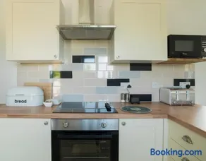 Stunning modern apartment in the Cotswolds sleeps six - Image 2