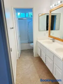 Spacious Master Suite Private Bath Walk-In Closet - Image 3