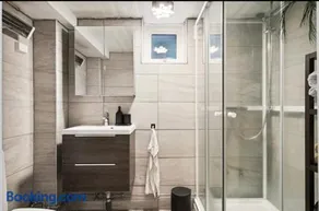 Central 2 bedroom basement apartment for 1-6 people with free parking - Image 5
