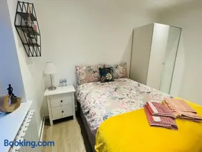 Rooms in a beautiful house with free on St parking - Image 5