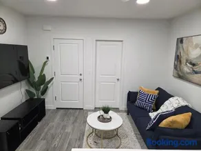 New Family Modern 2-Bedroom near Hospital, YMCA, Cineplex, Grocery Stores - Image 1