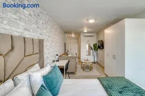 Sleek and modern apartment - Image 2