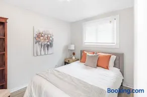 Quaint and Stylish UPPER level 3-bed bungalow in Hamilton, ON - Image 1
