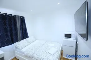 Cosy Room with en-suite bathroom and shared kitchen - Image 2
