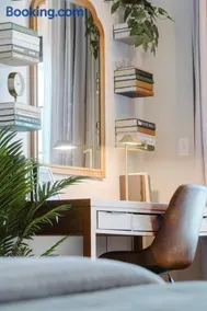 Charming Riverfront Stay - Heart of Downtown - Image 3