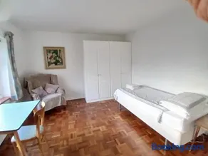 Homestay with calm laptop-friendly rooms - close to beach - Image 1