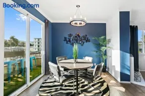 Beverly Hills Penthouse 2 BR Apt with Parking 407 - Image 3