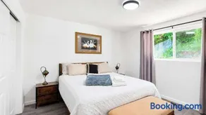 Seattle Hillside Escape with Decks & Scenic Views - Image 3