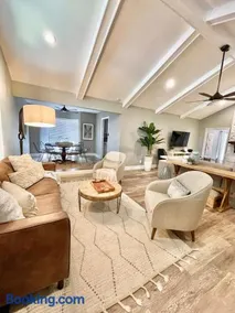 Family or Group Getaway Spacious Home - Porch - Sleeps 10 - Image 2
