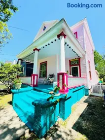 Uptown Colorful Cottage by the Riverwalk - Image 1