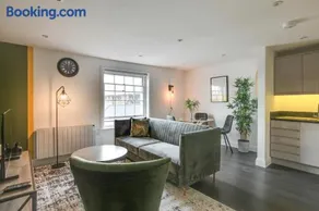 Cosy Chelmsford Apartment - Free Allocated Parking - Image 2