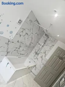 Spacious 4-Bedroom End-Terrace House in Northampton - Image 3