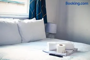 R3HL Double room near city and airport - Image 1