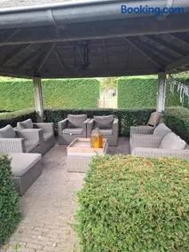 Fully equipped private guesthouse for up to 4 guests, quiet countryside location, only 30 minutes from Rotterdam, free parking, WiFi and large garden - Image 5