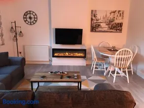 Stunning modern apartment in the Cotswolds sleeps six - Image 1
