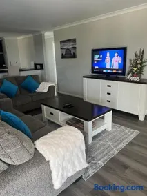 Modern Home in Quiet Albany Area - Image 1