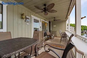 Lake Views -Seasonal Pool- Boat Ramp- Sleeps6 - Image 1