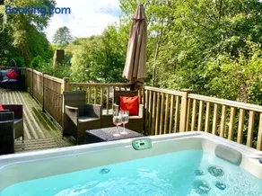 Mistletoe One Luxury Lodge with Hot Tub Windermere - Image 2